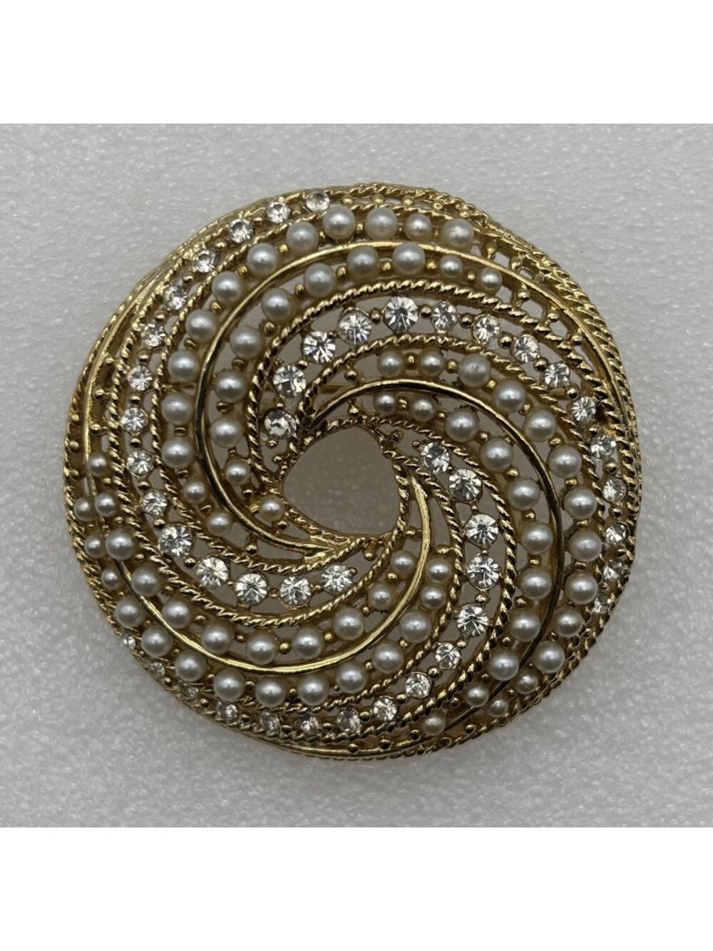 Vintage Lisner Circular Swirl Brooch Gold Tone Metal Faux Pearls Crystals Signed